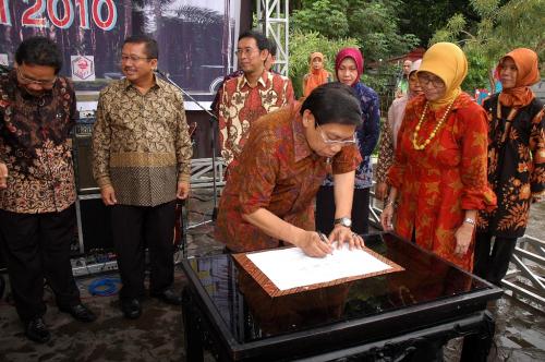 Deklarasi “Surabaya Kota Paliatif” di Taman Bungkul Surabaya 2010